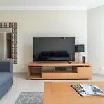 Palm Breeze Retreat In W Pool And Balcony By Lisbeyond Lägenhet