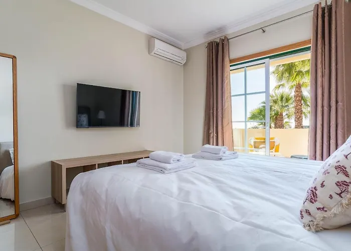 Apartamento Palm Breeze Retreat In W Pool And Balcony By Lisbeyond