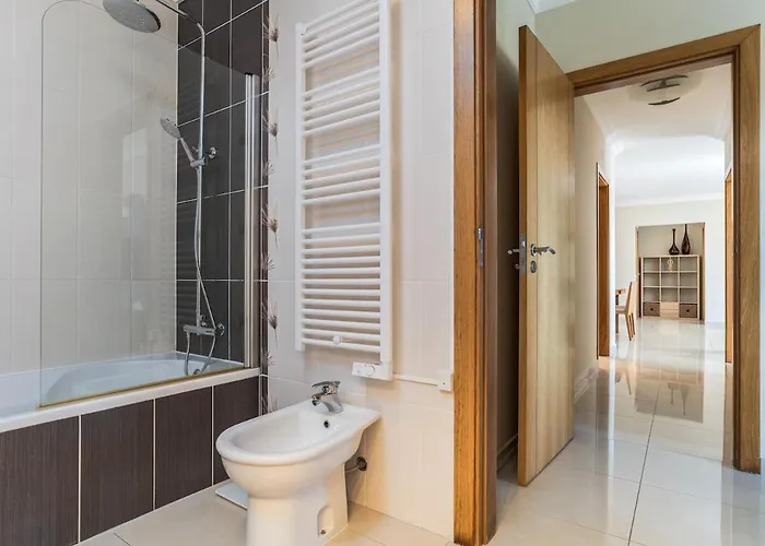 Palm Breeze Retreat In W Pool And Balcony By Lisbeyond Apartamento *