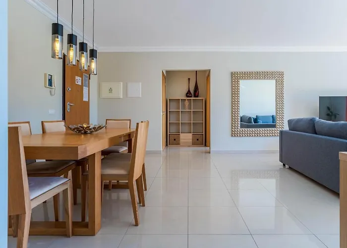 Palm Breeze Retreat In W Pool And Balcony By Lisbeyond