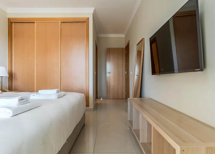 Palm Breeze Retreat In W Pool And Balcony By Lisbeyond Apartamento *