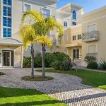 Palm Breeze Retreat In W Pool And Balcony By Lisbeyond Appartement