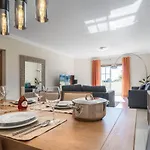 Daire Palm Breeze Retreat In W Pool And Balcony By Lisbeyond