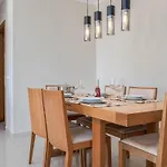 Appartement Palm Breeze Retreat In W Pool And Balcony By Lisbeyond