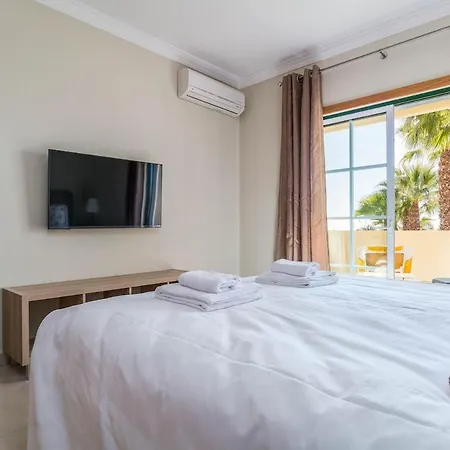 Апартаменти Palm Breeze Retreat In W Pool And Balcony By Lisbeyond