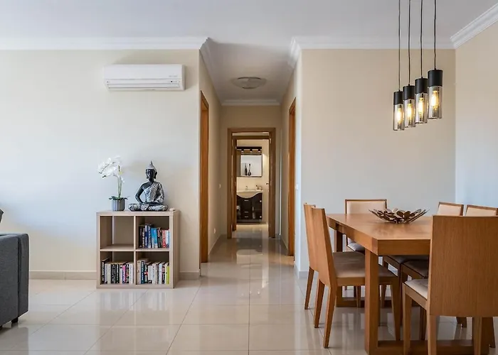 Appartement Palm Breeze Retreat In W Pool And Balcony By Lisbeyond *