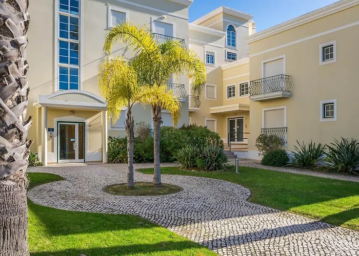 Palm Breeze Retreat In W Pool And Balcony By Lisbeyond Апартаменти