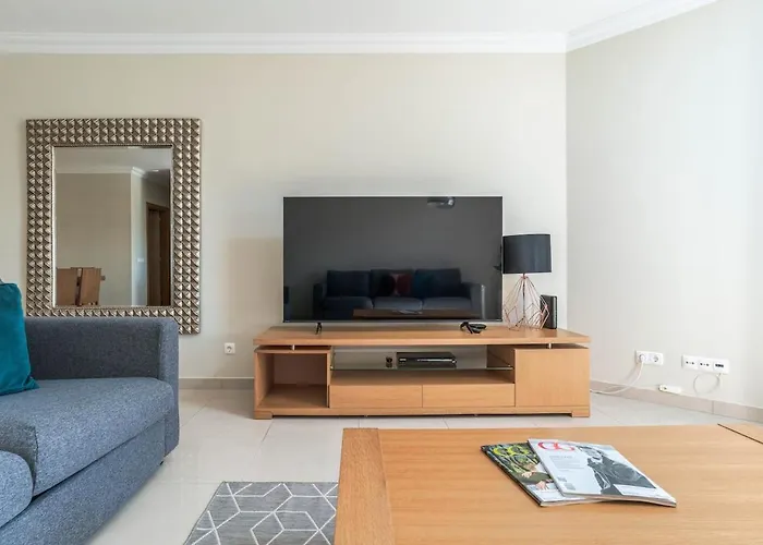 Palm Breeze Retreat In W Pool And Balcony By Lisbeyond Appartement