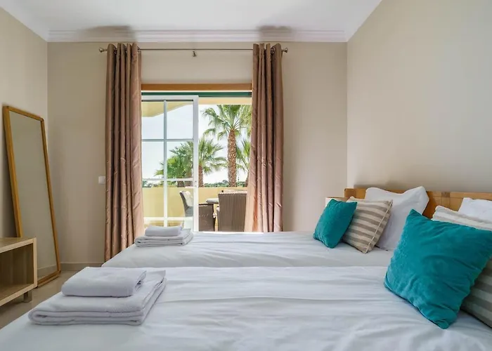 Appartement Palm Breeze Retreat In W Pool And Balcony By Lisbeyond