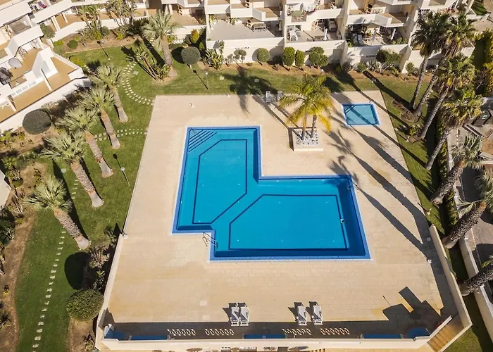 Appartement Palm Breeze Retreat In W Pool And Balcony By Lisbeyond