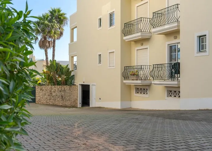 Апартаменти Palm Breeze Retreat In W Pool And Balcony By Lisbeyond Албуфейра