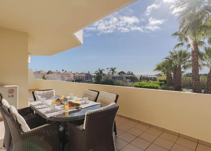 Appartement Palm Breeze Retreat In W Pool And Balcony By Lisbeyond *