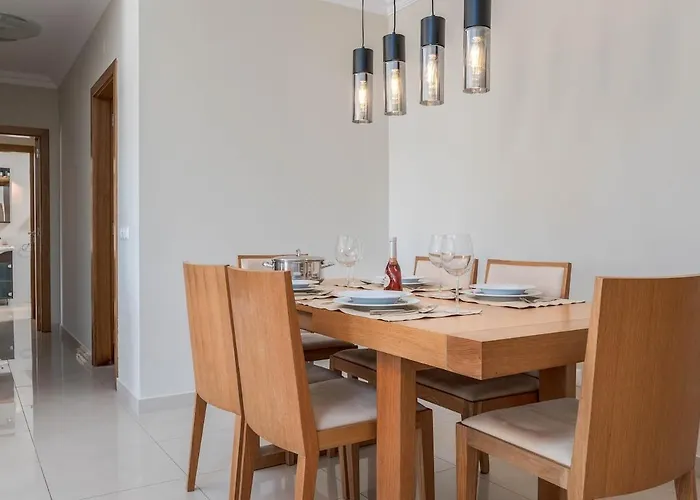 Апартаменти Palm Breeze Retreat In W Pool And Balcony By Lisbeyond