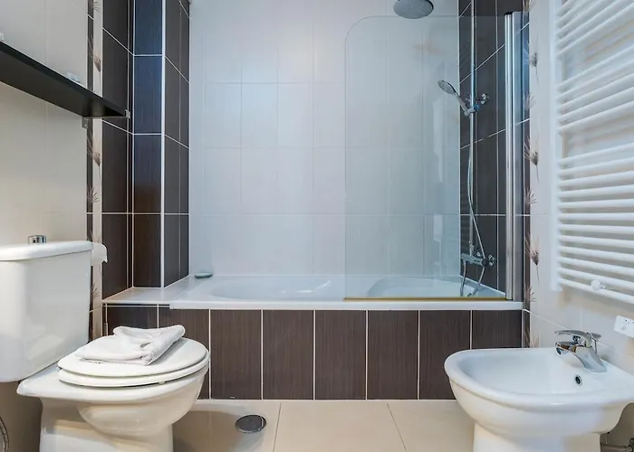 Palm Breeze Retreat In W Pool And Balcony By Lisbeyond